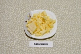 Шаг 4. Сыр нарезать мелкими кубиками.