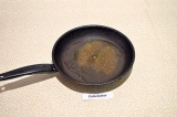 Шаг 3. Нагреть асафетиду и хмели-сунели на сковороде с добавлением масла в течен
