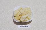 Шаг 5. Картофель очистить, остудить и нарезать кубиками.