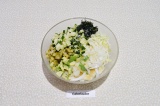 Шаг 6. В салатнике смешать овощи, добавить мелко нарезанную зелень укропа, подсо