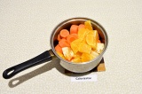 Шаг 4. В смесь специй с маслом добавить морковь и апельсины, немного подсолить.