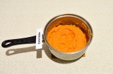 Шаг 5. Погружным блендером превратить морковь с апельсинами в пюре.