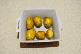 Шаг 1. Молодой картофель хорошо промыть, выложить в форму для запекания. Смазать