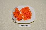 Шаг 2. Половину моркови натереть на крупной терке, а вторую половину нарезать