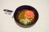 Шаг 6. Обжарить на масле со специями морковь и мелко нарезанный сельдерей.