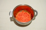 Шаг 5. Добавить морковь и пассеровать пару минут.