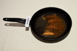 Шаг 1. На сковороде нагреть масло и карри в течение 2 минут.
