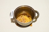 Шаг 3. Добавить фасоль и кукурузу, тушить 5 минут.