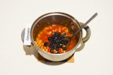 Шаг 4. Добавить томатную пасту, воду, оливки и соль. Все перемешать и варить на