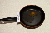 Шаг 6. Нагреть смесь перцев с подсолнечным маслом на сковородке, в течение 1 мин