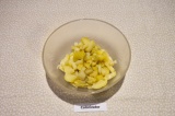 Шаг 1. Картофель, сваренный в мундире остудить, очистить и нарезать кубиками.