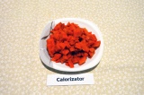 Шаг 4. Отварную морковь нарезать кубиками.