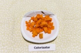 Шаг 2. Морковь так же нарезать кубиками.