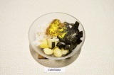 Шаг 4. В глубокий салатник переложить рис, картошку, нори и специи, подсолить.