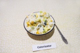 Готовое блюдо: салат из риса с огурцом и сыром