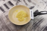 Шаг 1. Масло растопить в сковороде, обжарить на нем муку 1-2 минуты.