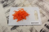 Шаг 4. Морковь нарезать тонкой соломкой.