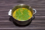 Шаг 9. За пару минут до готовности добавить в суп зелень.
