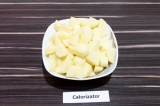 Шаг 3. Картофель нарезать крупными кубиками.