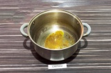 Шаг 4. Нагреть подсолнечное масло со специями в кастрюле с толстым дном, примерн