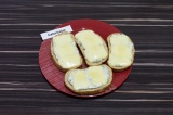 Готовое блюдо: бутерброды горячие с сыром и зеленью
