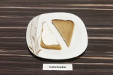 Шаг 5. На один треугольник из хлеба выложить начинку бутерброда