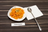 Готовое блюдо: салат из моркови с изюмом и яблоком