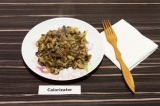 Готовое блюдо: тушеная капуста с грибами и гречкой