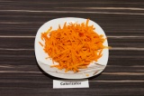 Шаг 4. Морковь натереть на крупной терке.
