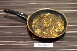 Шаг 5. На сковороде с маслом и соевым соусом тушить грибы с грецкими орехами