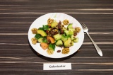 Готовое блюдо: салат из фасоли лесных грибов и авокадо