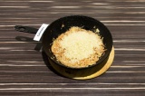 Шаг 4. Добавить рис к капусте. Влить кипяток и тушить на медленном огне под крыш