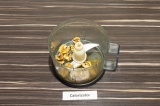 Шаг 6. Вылить в чашу блендера масло, добавить орехи, специи и лимонный сок.