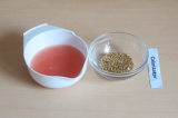 Шаг 3. Семена льна залить соком грейпфрута на 5 минут.