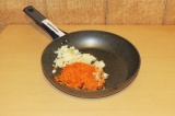 Шаг 3. Припустить морковь на сковороде.