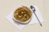 Готовое блюдо: суп с чечевицей и макаронами