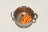 Шаг 5. Пассеровать морковь в масле со специями в течение двух минут, периодическ