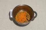 Шаг 5. Пассеровать морковь в масле со специями 2-3 минуты.