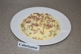Готовое блюдо: салат с печенкой, огурцом и яйцом