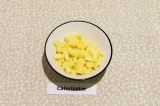 Шаг 4. Сыр также нарезать мелкими кубиками.
