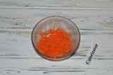 Шаг 3. Морковь натереть с помощью терки для корейской морковки. Добавить корианд