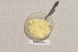 Шаг 4. Смешать сыр с майонезом и чесноком.