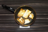 Шаг 4. Адыгейский сыр, нарезанный ломтиками толщиной 1 см, выложить на сухую рас