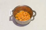 Шаг 3. Пассеровать морковь в течение 5 минут.