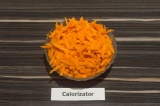 Шаг 1. Подготовить овощи: морковь натереть на крупной терке.