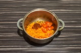 Шаг 6. Добавить морковь, томатную пасту и помидор. Пассеровать в течение 5 мин.
