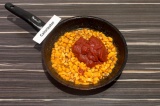 Шаг 6. Добавить в сковороду морковь и томатную пасту. Пассеровать 10 минут.