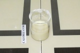 Шаг 1. Добавить уксус в молоко и оставить на 7 минут до сворачивания.