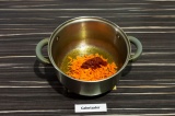 Шаг 7. Добавить к специям морковь и томатную пасту. Пассеровать 5 минут.