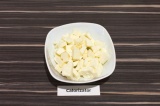 Шаг 3. Адыгейский сыр нарезать кубиками по размеру такими же, как картофель.